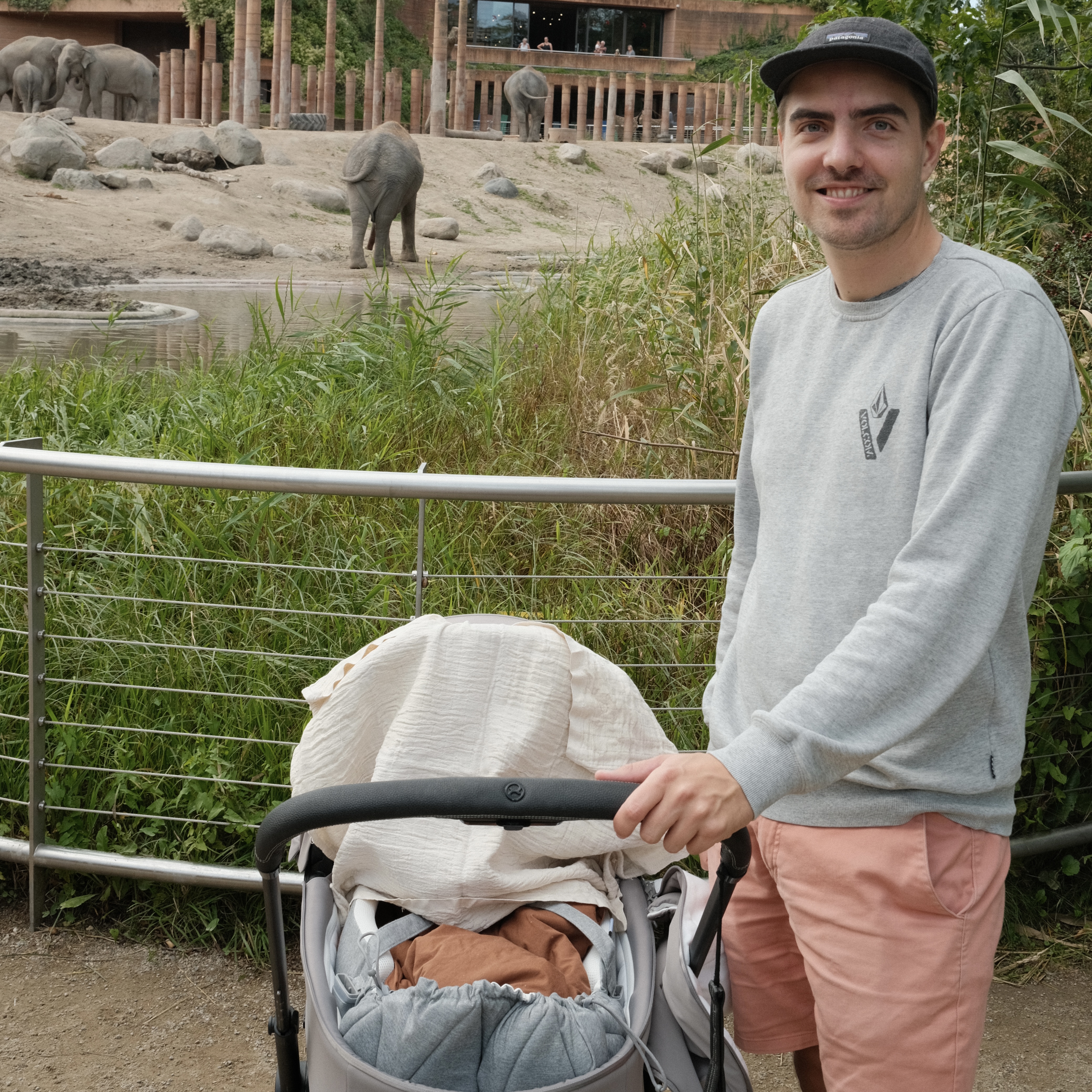 Tobias Dosdal-Feddern med en elefant i baggrunden
